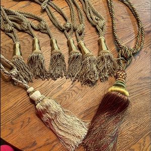 Bundle of decorative tassels/tie backs